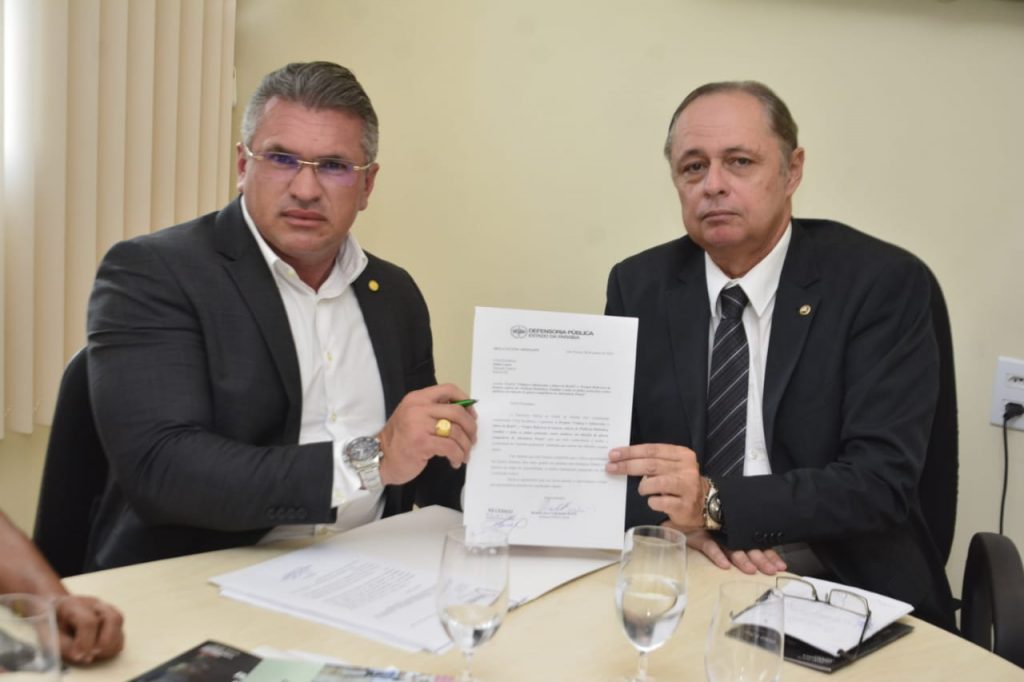 Julian fecha parceria com Defensoria