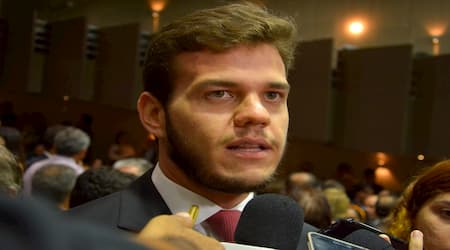 mantém pré-candidatura