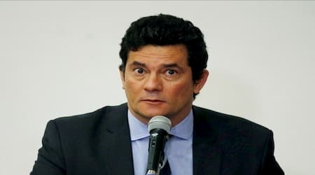 Moro nega ter assinado