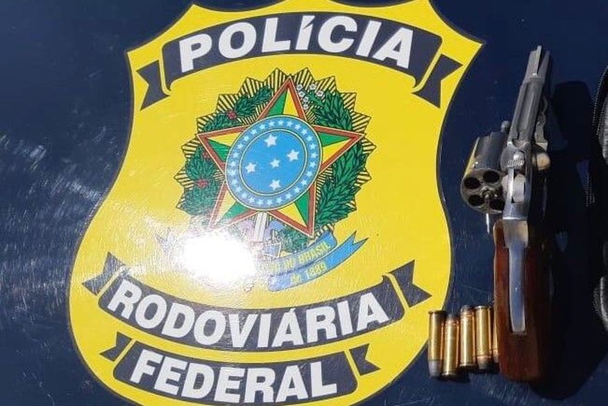 PRF prende dois homens com revólver escondido em caminhonete no sertão paraibano