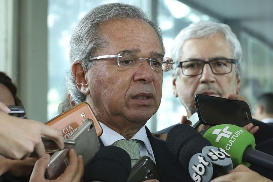 Bolsonaro tem razão sobre abono salarial, diz Guedes