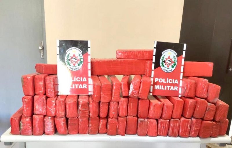 Polícia prende dupla que transportava 57 kg de drogas no Sertão