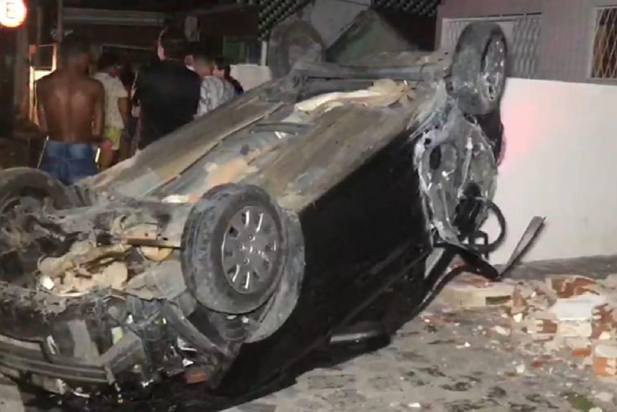 Motorista perde controle, capota veículo, derruba poste e muro de residência na PB