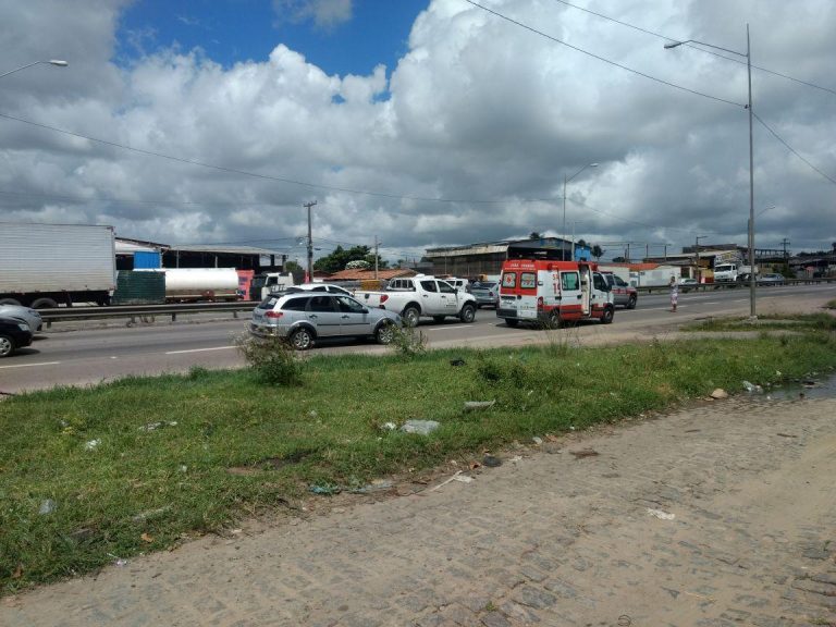Carreta esmaga pernas de ciclista na BR 230, na PB