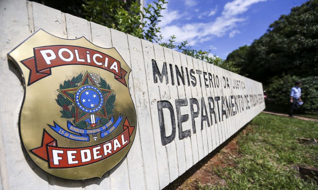 PF realiza operação contra suspeito de fraudar Auxílio Emergencial