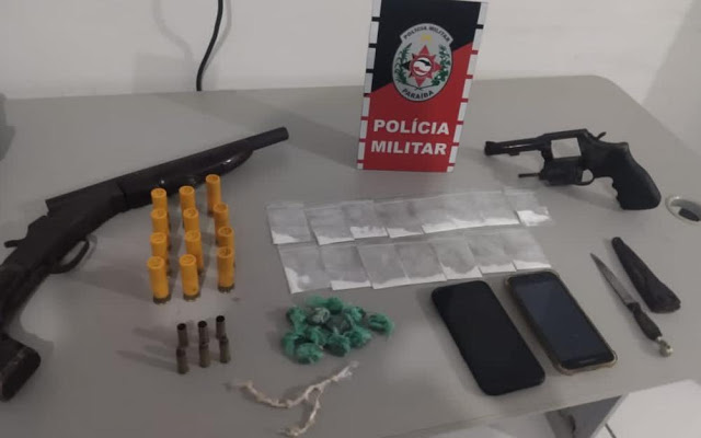 PM apreende drogas, armas de fogo e prende três homens em Condado
