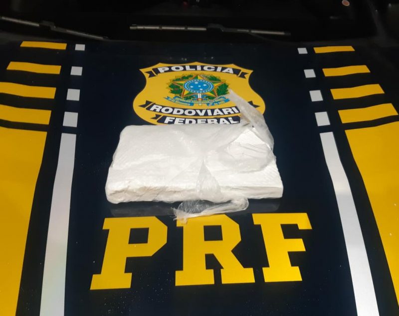 PRF na Paraíba prende passageiro de táxi transportando um quilo de cocaína