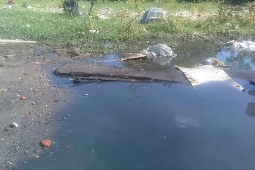 Mulher é assassinada e homem fica ferido após agressões a pedradas e pauladas em Patos; corpo foi encontrado em poça de esgoto