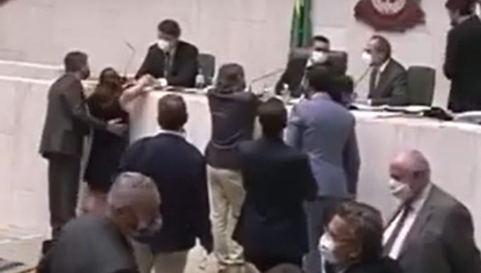 Deputado Fernando Cury passa a mão no seio de deputada em sessão da Alesp