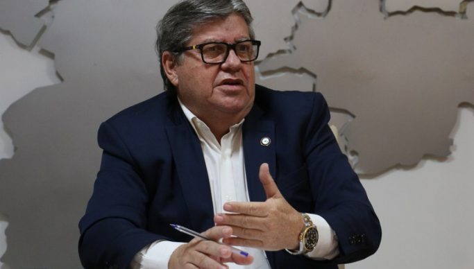 João Azevêdo diz que pode endurecer medidas após aumento de casos de Covid