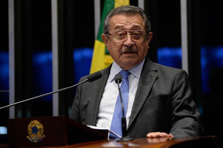 José Maranhão segue intubado, mas se recupera bem