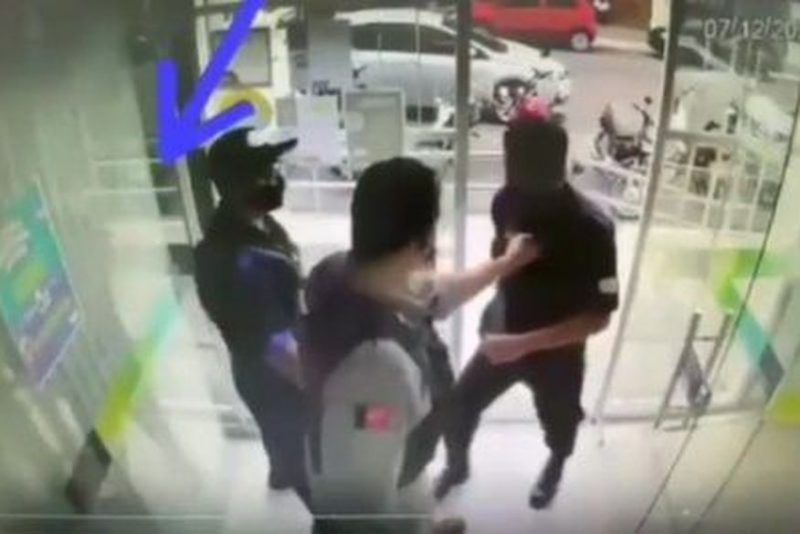Bandidos usando farda da PM assaltam agência do Sicoob em Esperança