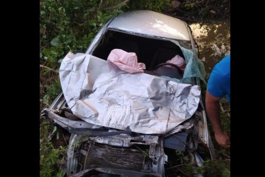Carro da Prefeitura de São Bento colide em vaca e capota em rodovia da Paraíba