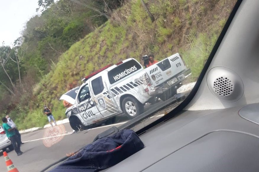 Viatura da Polícia Civil capota na BR-230 e policial é socorrido para o Hospital de Trauma de João Pessoa