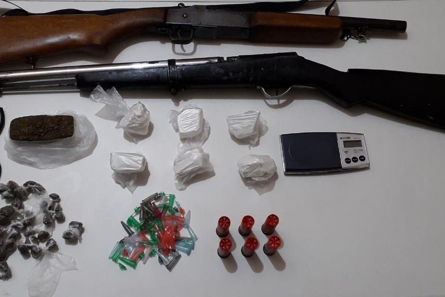 Jovem é preso e adolescente apreendida suspeitos de tráfico de drogas e posse ilegal de armas na Paraíba