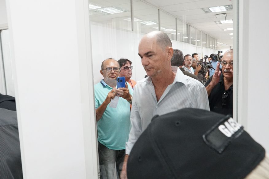 Alvo de prisão preventiva, Coriolano Coutinho estaria viajando sem autorização e deixando tornozeleira eletrônica descarregar