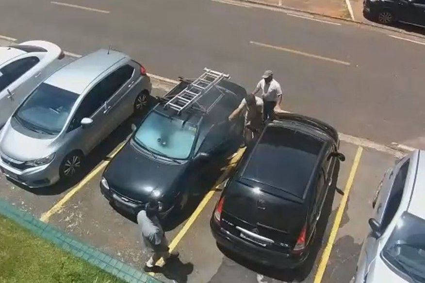 Celular pega fogo dentro de carro exposto ao sol no Distrito Federal