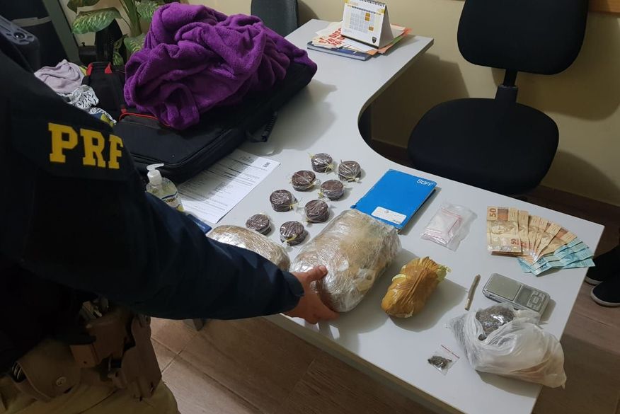 Passageiros de ônibus são presos na Paraíba após serem flagrados com 1,5 kg de maconha que seria usada para fábrica de bolos