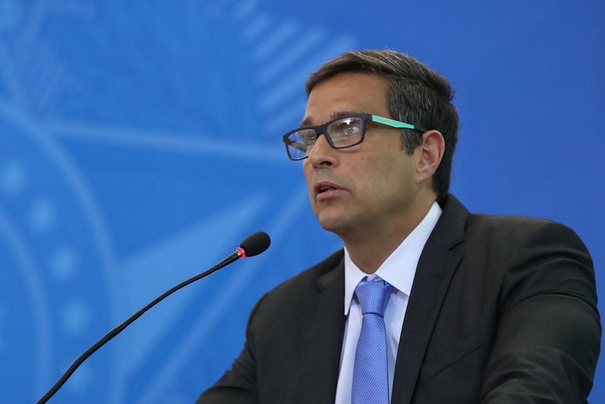 Vacinar população é mais barato que prolongar auxílio do governo, diz presidente do Banco Central
