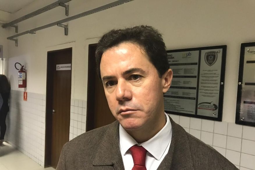 Senador Veneziano Vital do Rêgo formaliza saída do PSB