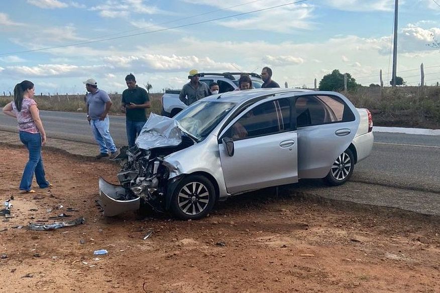 Pastor e cantora evangélica ficam feridos após carro colidir com caminhão em rodovia da Paraíba