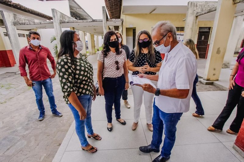 Cícero acompanha início das matrículas da Rede Municipal de Ensino e garante vagas para todos os estudantes