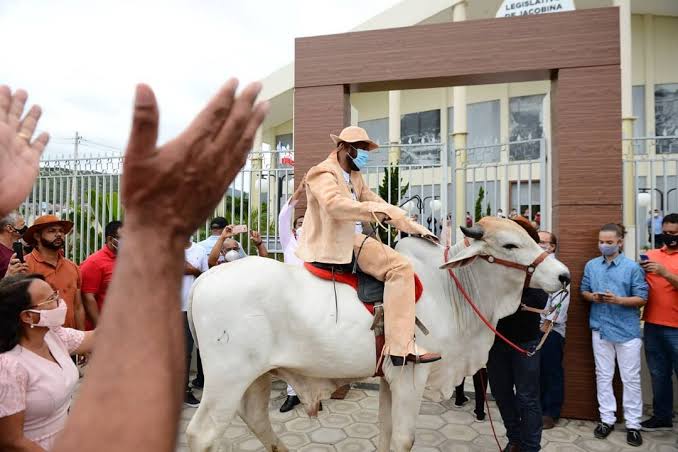 Após tomar posse montado em boi e vestido com gibão de couro, prefeito reduz próprio salário ao mínimo