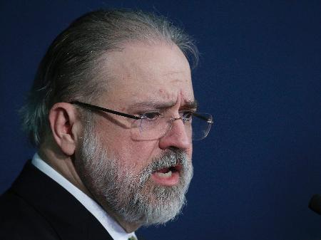 Aras insinua que Bolsonaro pode decretar estado de defesa em plena pandemia