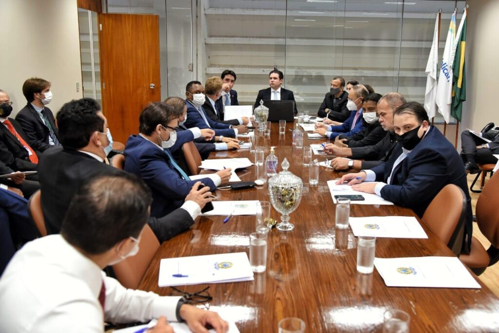 Na primeira reunião com líder Hugo Motta, bancada fecha apoio a autonomia do BC