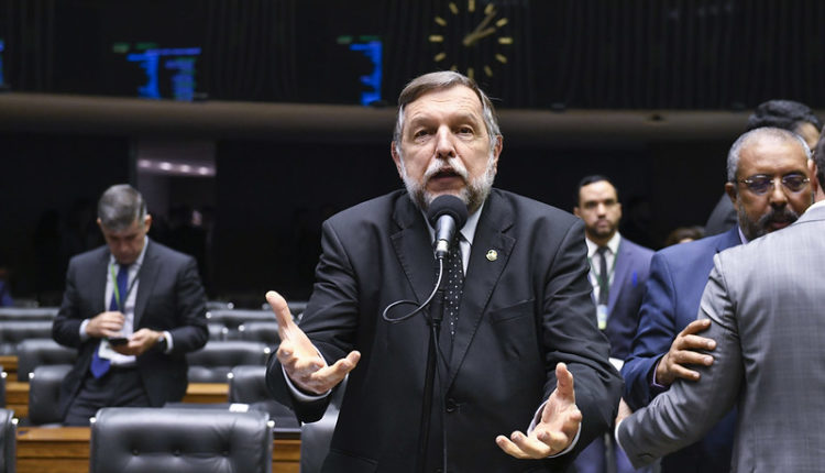 Proposta do governo de tirar piso para educação é criminosa, diz relator do Fundeb