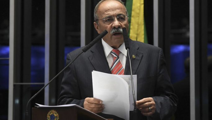 Senador flagrado com dinheiro na cueca pode voltar ao cargo essa semana