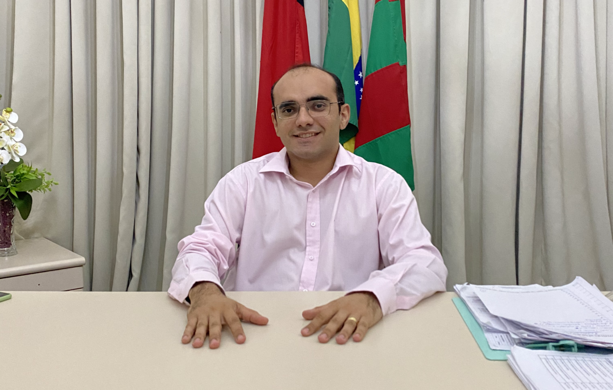 Prefeito de Brejo do Cruz abre mão do salário de R$ 18 mil