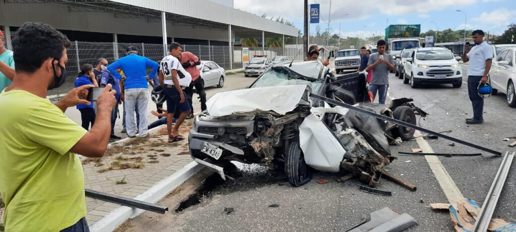 Acidente deixa duas pessoas feridas e veículo destruído na BR-230, na Paraíba