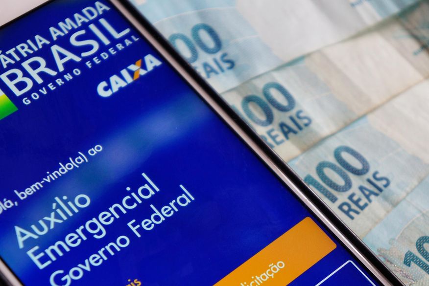 Regras do auxílio emergencial podem congelar salários de servidores por 3 anos