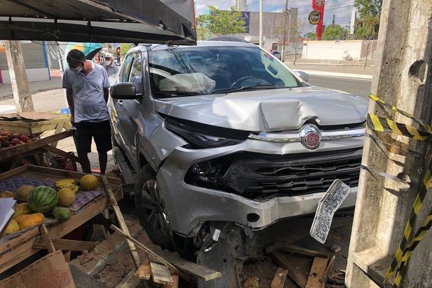 Motorista passa mal, perde controle de veículo e colide em banca de frutas na Paraíba