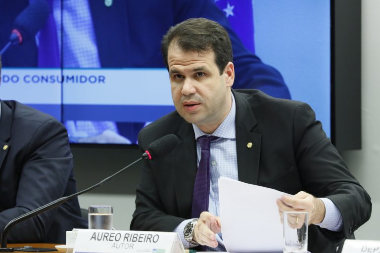 Projeto prevê abono anual em dobro para aposentado e pensionista até 2023
