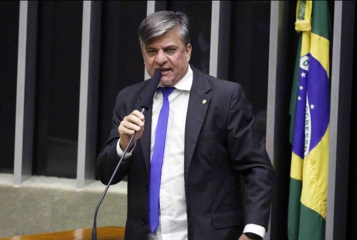 Proposta estabelece a perda do mandato caso o parlamentar venha a assumir cargo no Poder Executivo