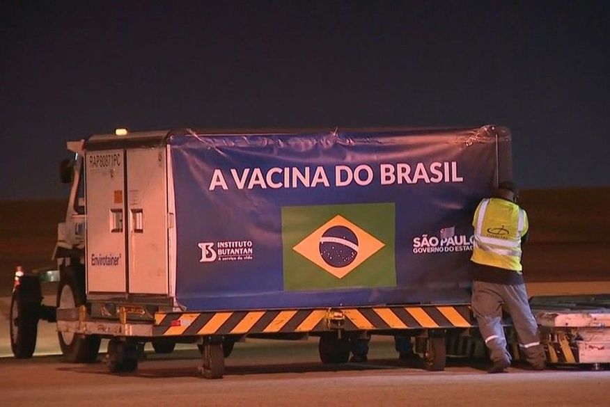Avião com insumos para produção de 8,6 milhões de doses da vacina CoronaVac chega ao Brasil