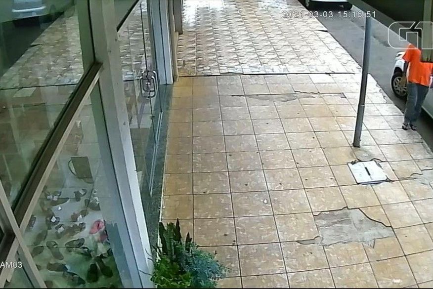 Homem com coronavírus é preso após passar a mão em maçaneta de carro