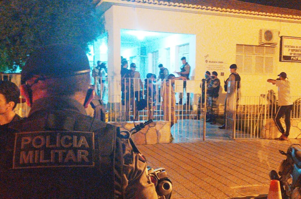 Treze pessoas foram detidas na noite desta sexta-feira por descumprimento do toque de recolher na cidade de Pombal