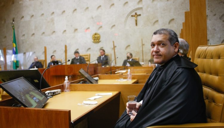 Nunes Marques pede vista e trava suspeição de Moro no STF