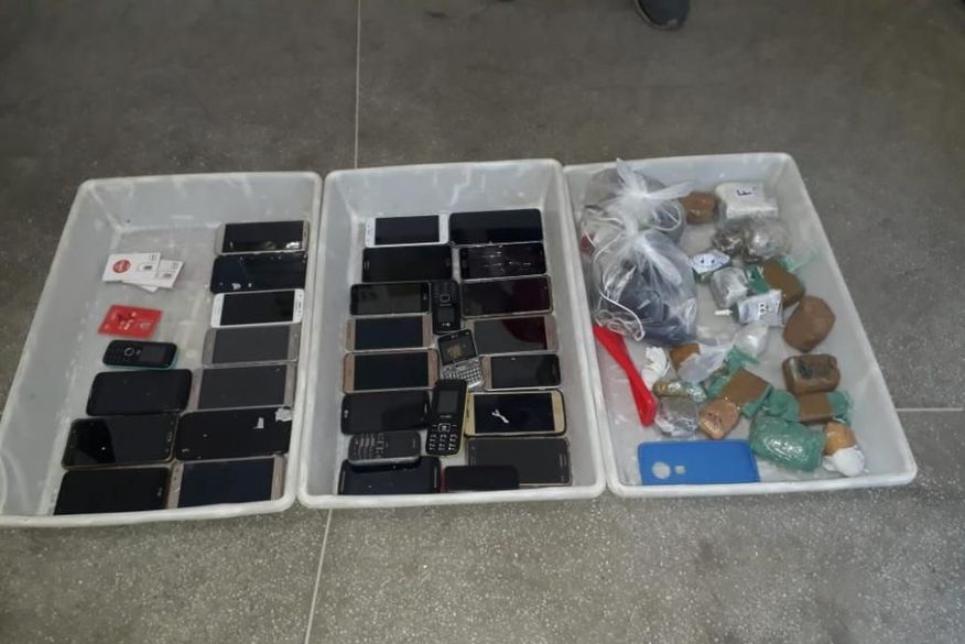 Dupla é presa acusada de tentar arremessar drogas e celulares no Presídio de Cajazeiras