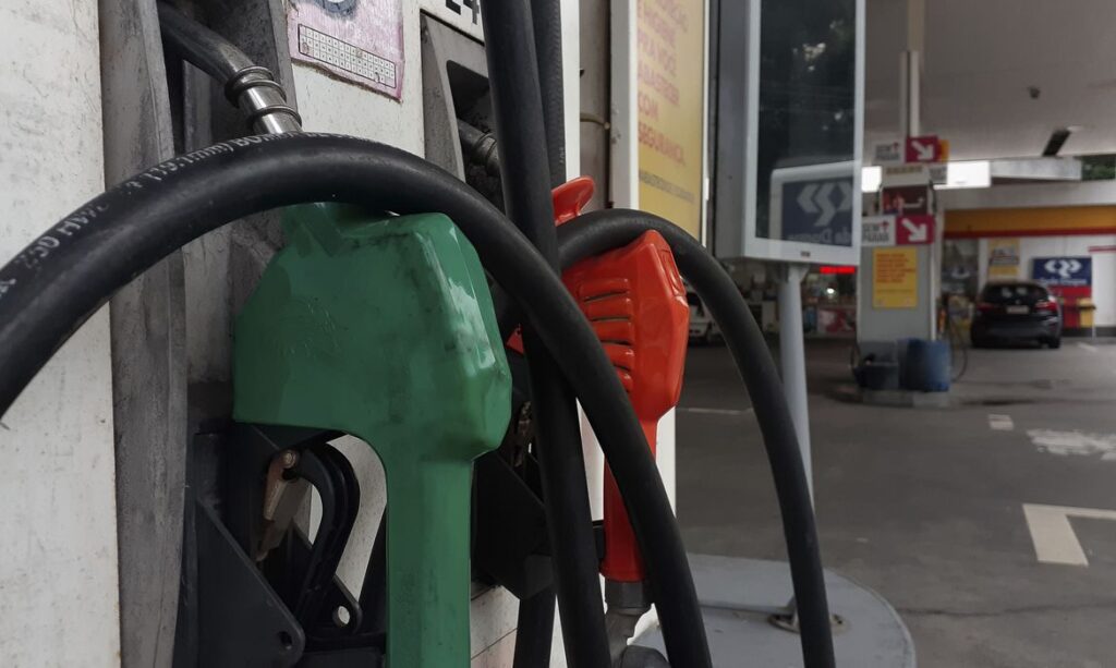 Senado aprova criação de “auxílio gasolina” de até R$ 300