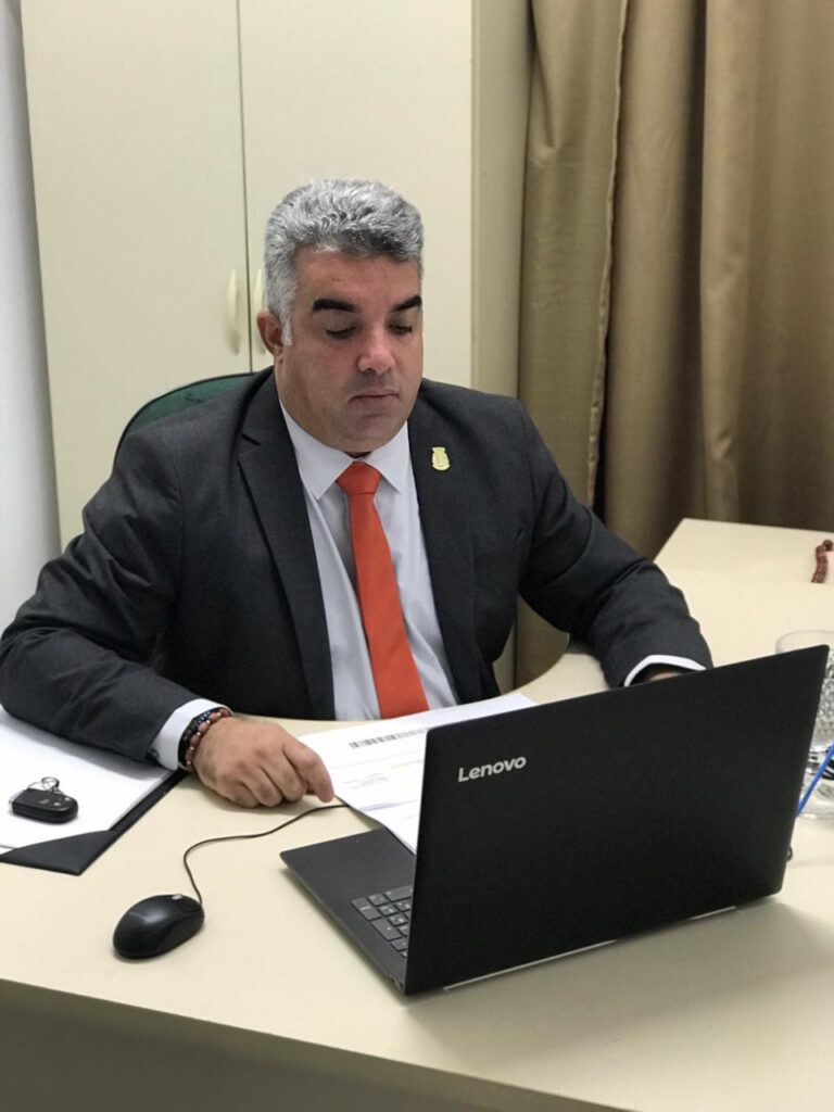 Guga de Jaguaribe distribui uma tonelada de peixe para comunidades carentes, em João Pessoa