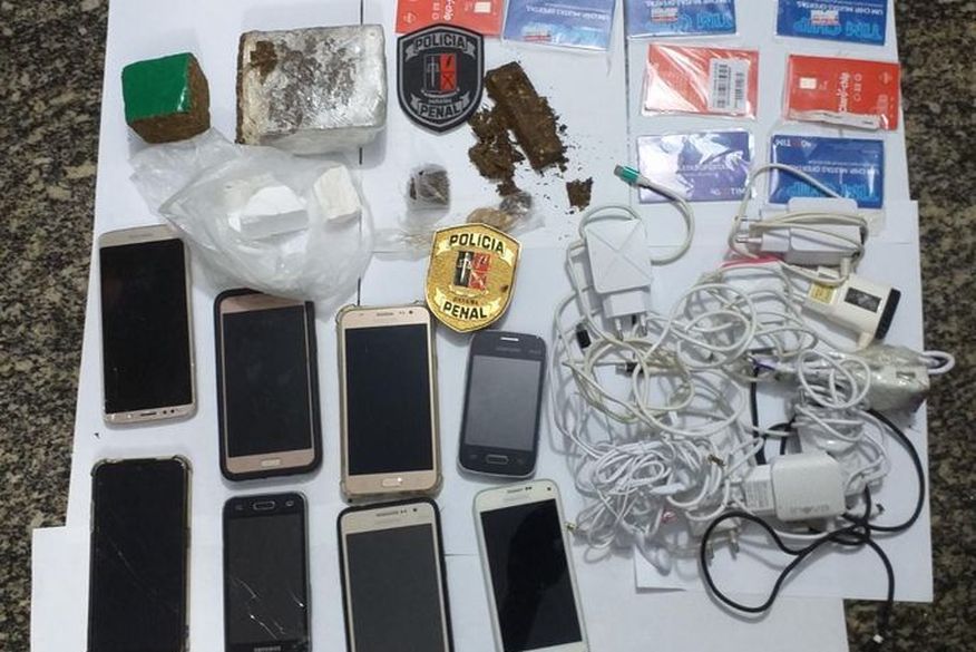 Polícia apreende drogas e aparelhos celulares arremessados dentro do Presídio Padrão em Catolé do Rocha
