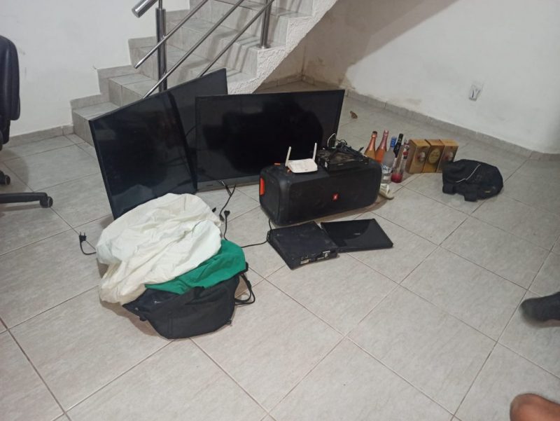 Polícia prende grupo que invadiu casa e fez família refém no Sertão
