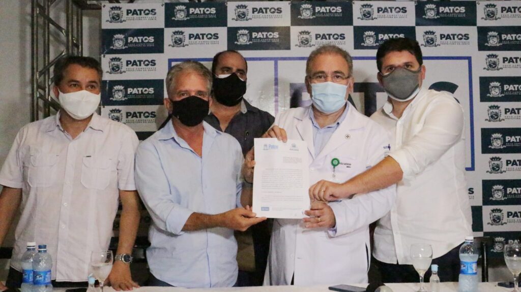 Ministro assina protocolo de intenções para reforço da saúde em Patos