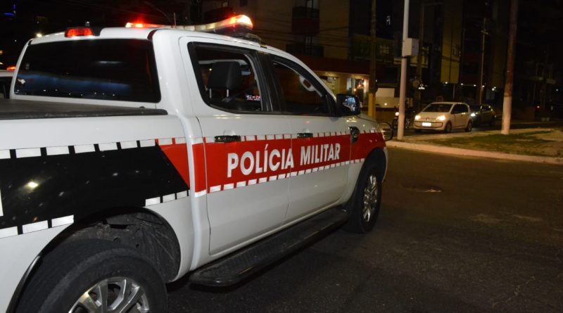Polícia encerra festa com aglomeração em chácara e homem é detido por desacato