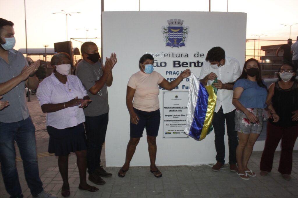 Prefeito de São Bento inaugura Praça no bairro Loteamento Portal