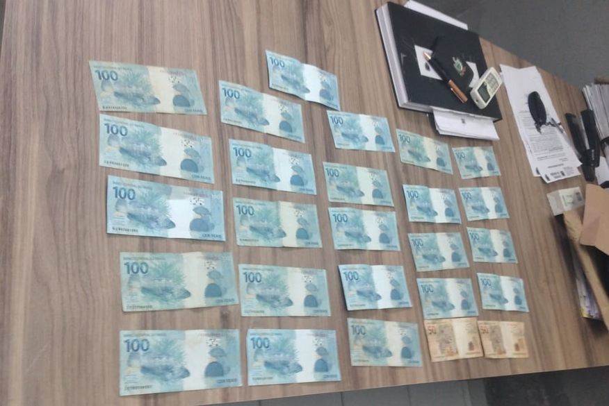 Polícia e Gaeco prendem delegada e escrivão da Paraíba acusados de extorquir policial
